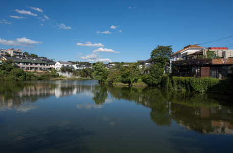 結構大きめな池。池沿いはその人の家の庭のようになっている場所もあり、ちょっと住んでいる人がうらやましいです。